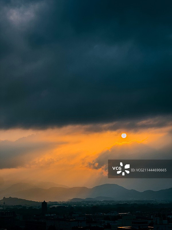 夕阳丁达尔图片素材