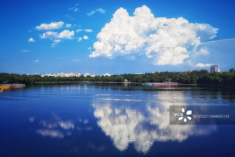 天光云影共徘徊图片素材