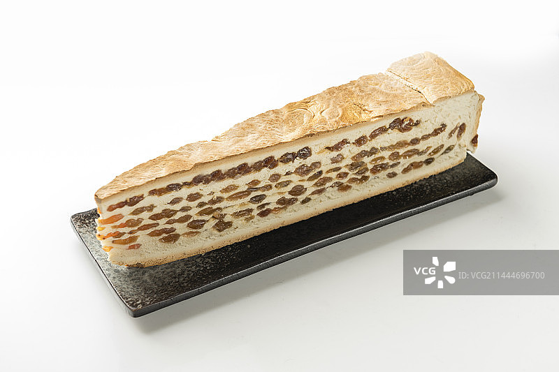 一盘葡萄干锅饼摆放在桌面上特写图片素材