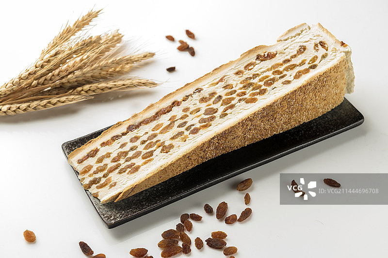 一盘葡萄干锅饼摆放在桌面上特写图片素材