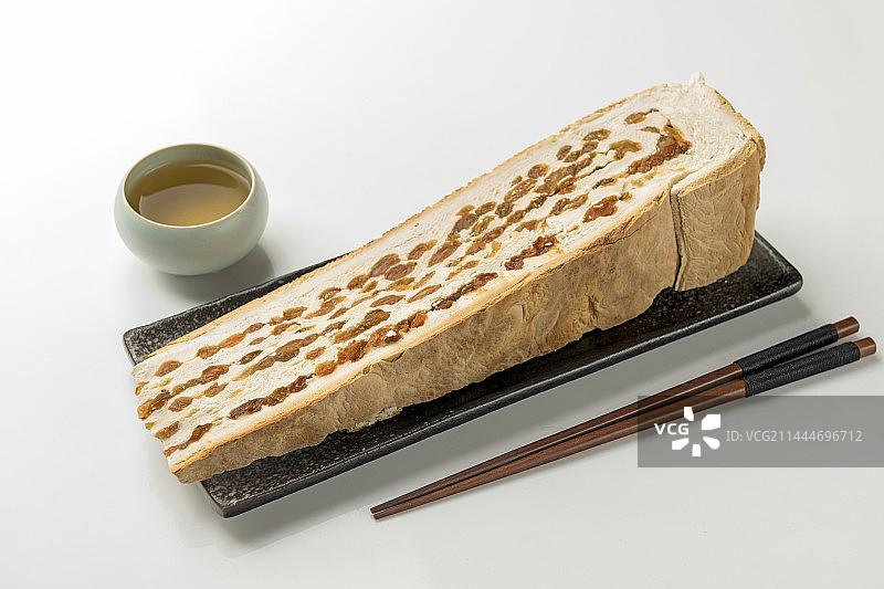 一盘葡萄干锅饼摆放在桌面上特写图片素材