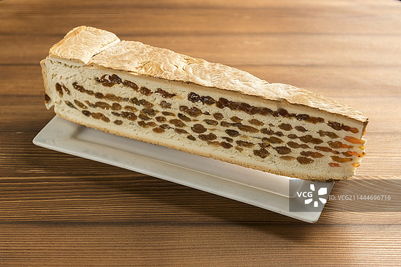 一盘葡萄干锅饼摆放在桌面上特写图片素材