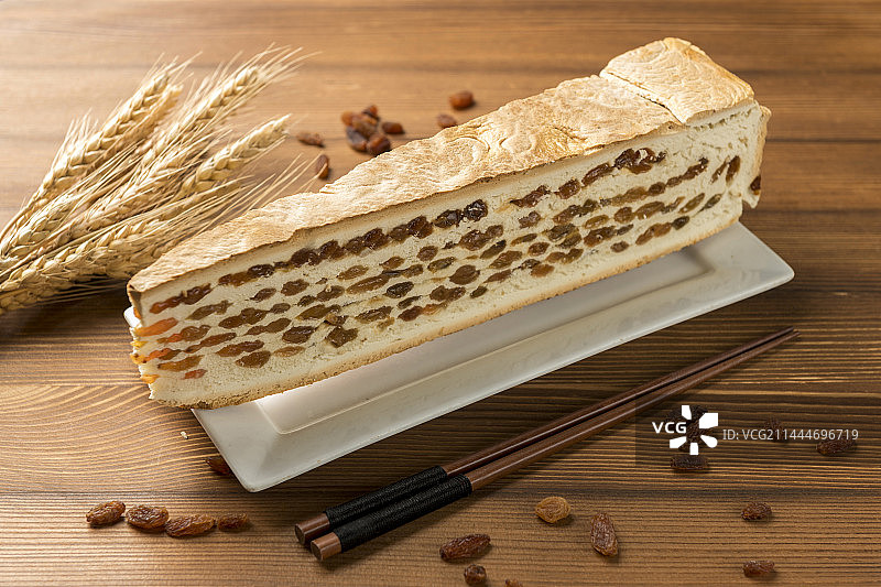 一盘葡萄干锅饼摆放在桌面上特写图片素材