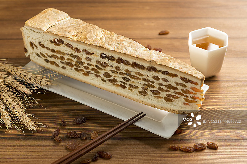 一盘葡萄干锅饼摆放在桌面上特写图片素材