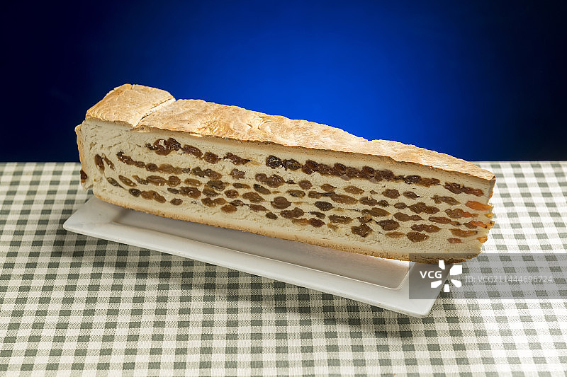 一盘葡萄干锅饼摆放在桌面上特写图片素材