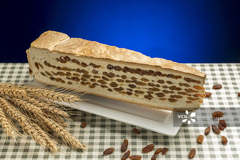 一盘葡萄干锅饼摆放在桌面上特写图片素材