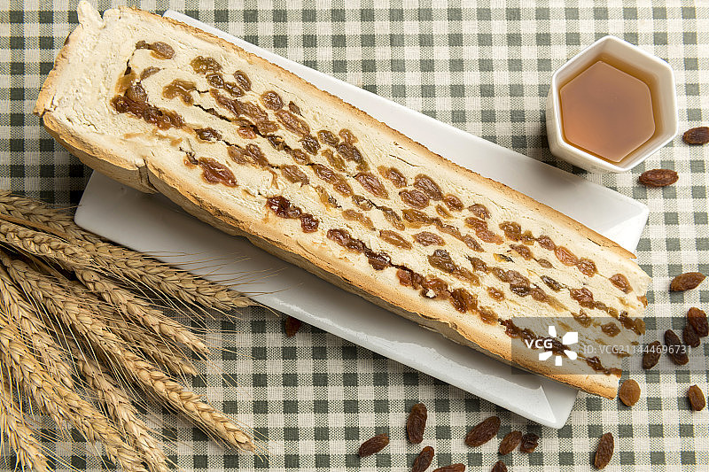 一盘葡萄干锅饼摆放在桌面上特写图片素材