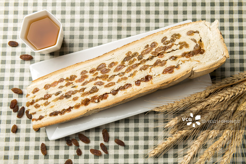 一盘葡萄干锅饼摆放在桌面上特写图片素材