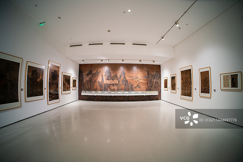 重庆四川美术学院罗中立艺术馆内的画展图片素材