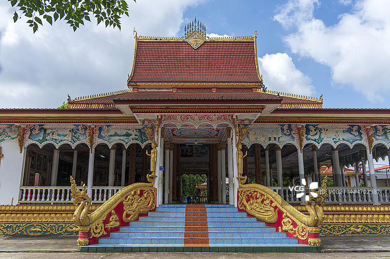 老挝万象西蒙寺金碧辉煌的建筑外观图片素材
