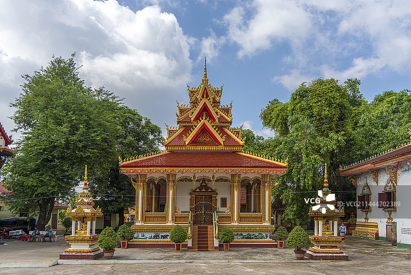 老挝万象西蒙寺金碧辉煌的建筑外观图片素材