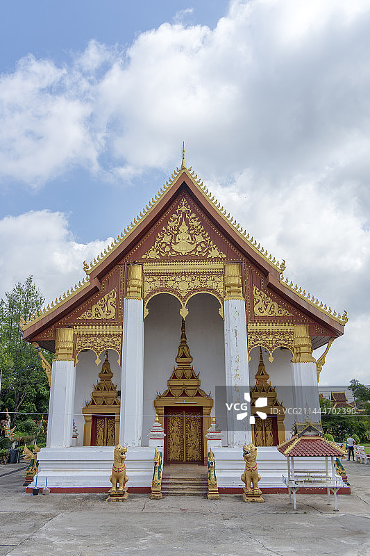 老挝万象西蒙寺金碧辉煌的建筑外观图片素材