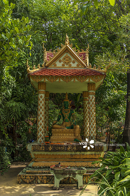 老挝万象西蒙寺金碧辉煌的建筑外观图片素材