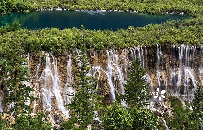 九寨沟诺日朗瀑布的全景图图片素材