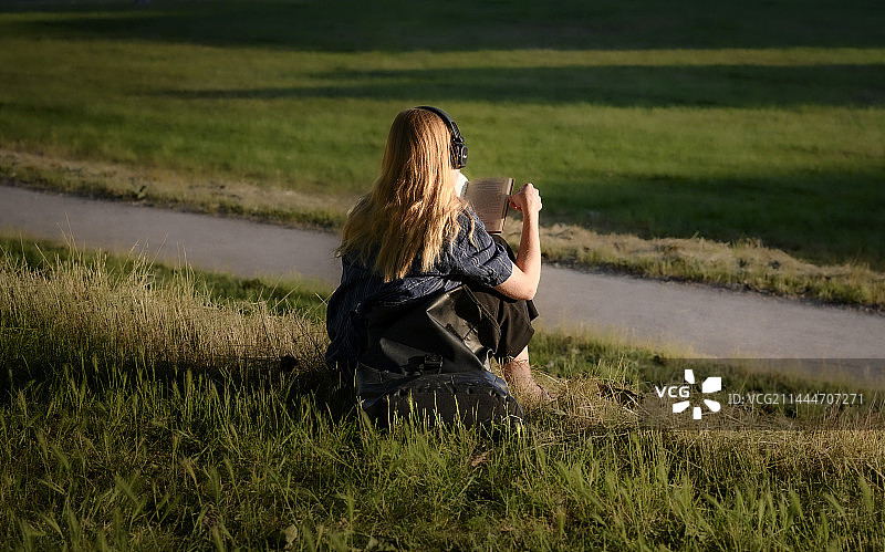 科隆大学午后草坪放松图片素材