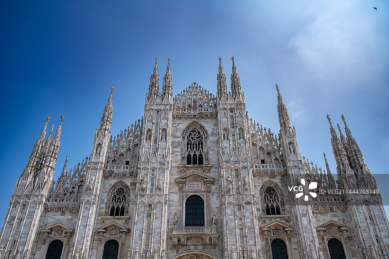 蓝天下米兰大教堂的俯视图图片素材