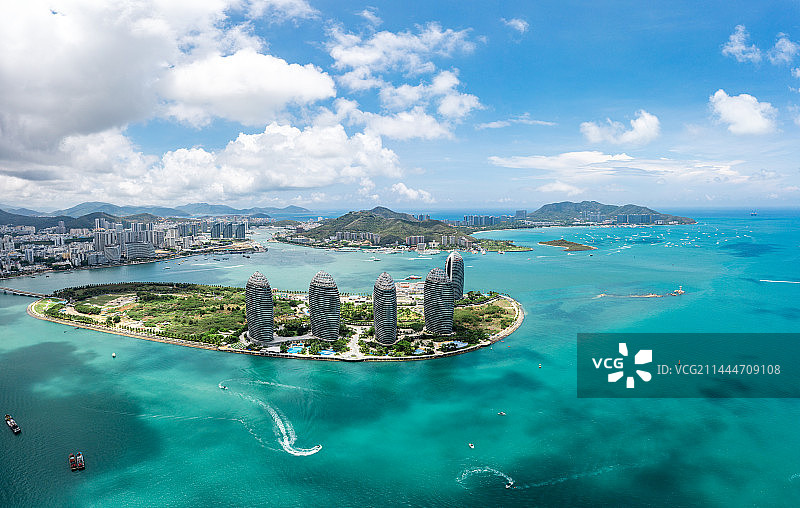 航拍海南三亚三亚湾度假区凤凰岛全景和鹿回头风景区图片素材