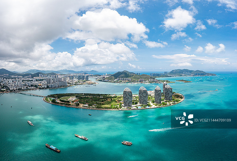 航拍海南三亚三亚湾度假区凤凰岛全景和鹿回头风景区图片素材