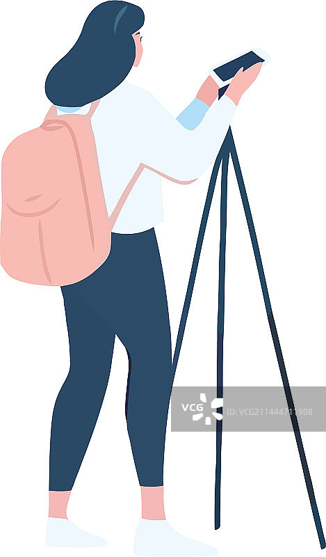 在三脚架上拿着相机的女人图片素材