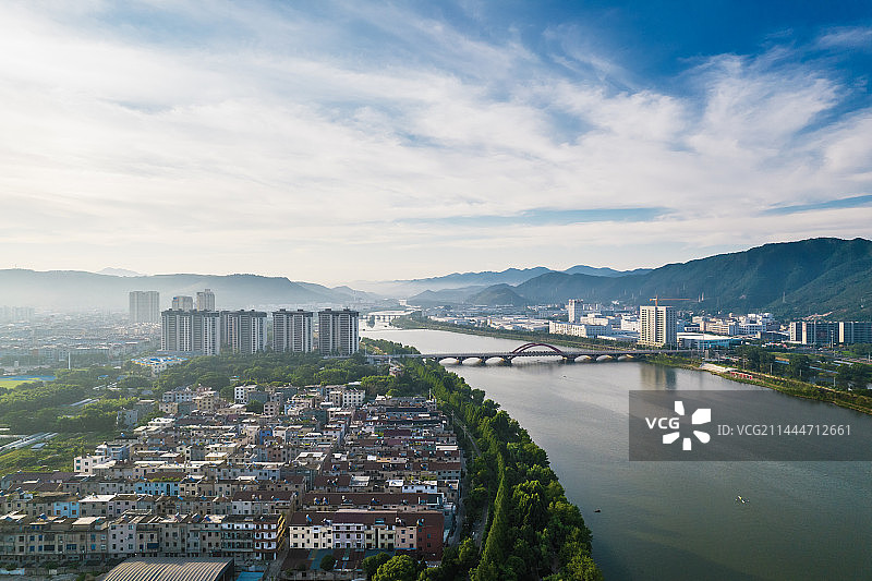清晨航拍天台县始丰溪两岸城市风光图片素材