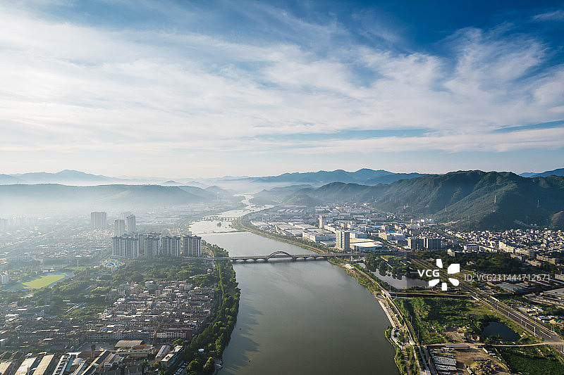 清晨航拍天台县始丰溪两岸城市风光图片素材