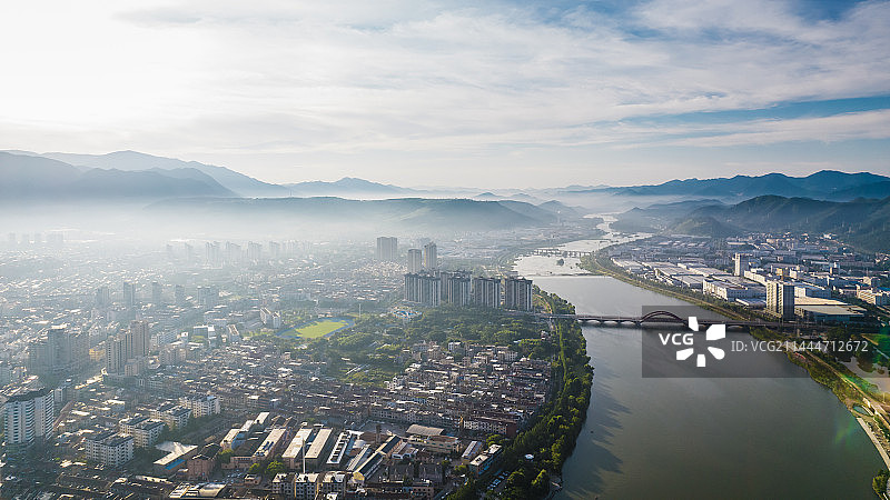 清晨航拍天台县始丰溪两岸城市风光图片素材