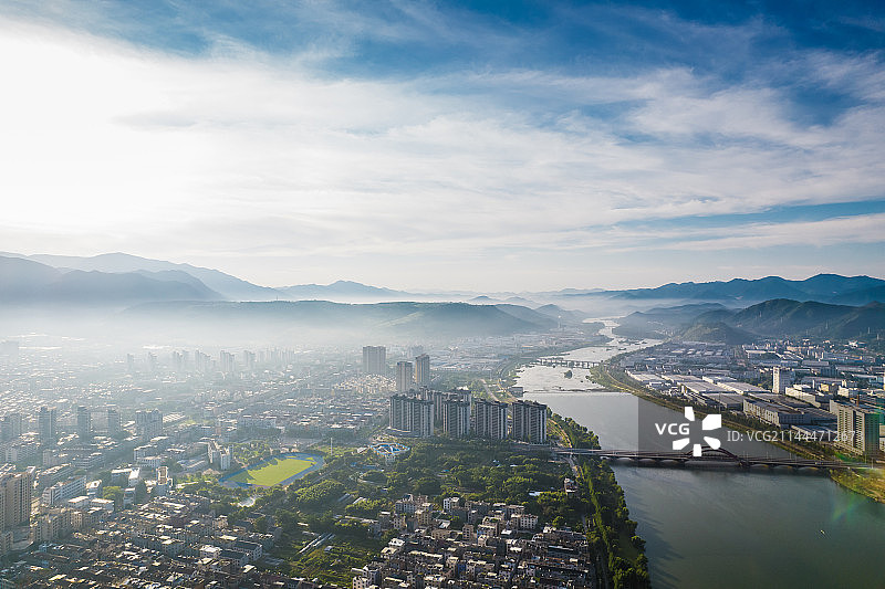 清晨航拍天台县始丰溪两岸城市风光图片素材