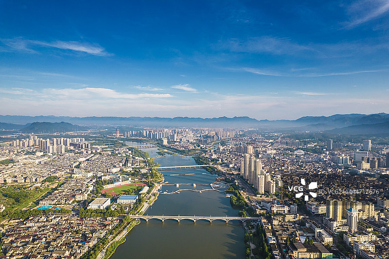 清晨航拍天台县始丰溪两岸城市风光图片素材