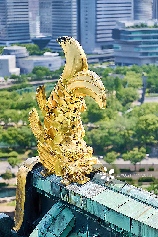 日本大阪城展望台的鱼虎装饰瓦图片素材