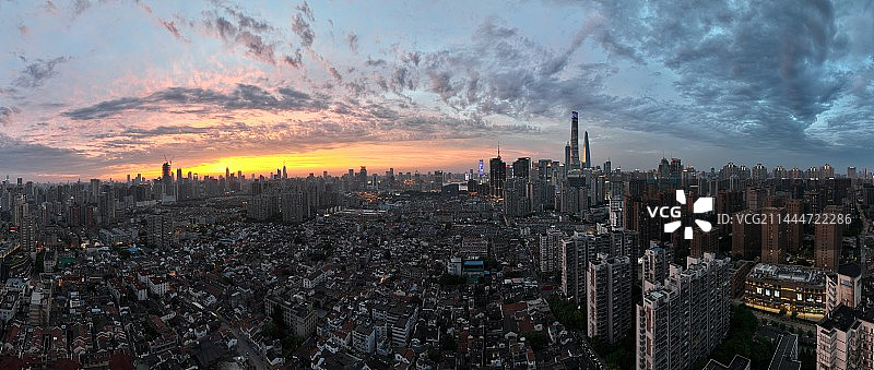 晚霞映照下的上海老城厢乔家路地块图片素材