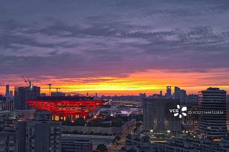 20230709中国馆中国红美遇世纪晚霞图片素材