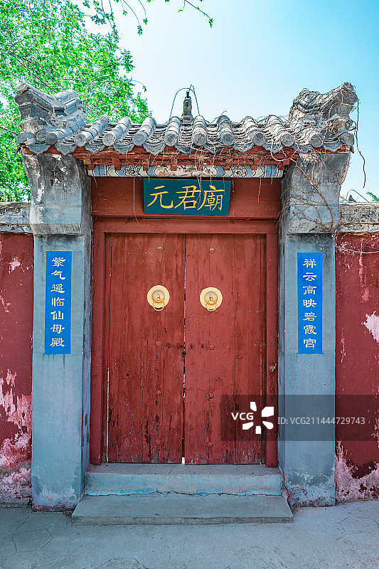 中国自然风光拍摄主题，山东省泰安市岱岳区彩石溪风景区，元君庙里的古老的复古大门，户外白昼无人图像摄影图片素材