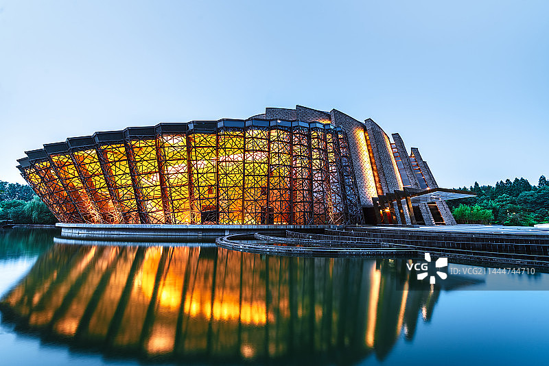 浙江省嘉兴市乌镇大剧院，日落，蓝调，黄昏，日出图片素材
