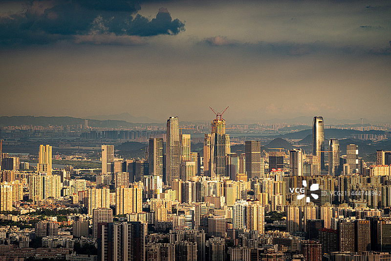广州白云山摩星岭广州城市景观 日落 黄昏 城市天际线 摩天大楼图片素材