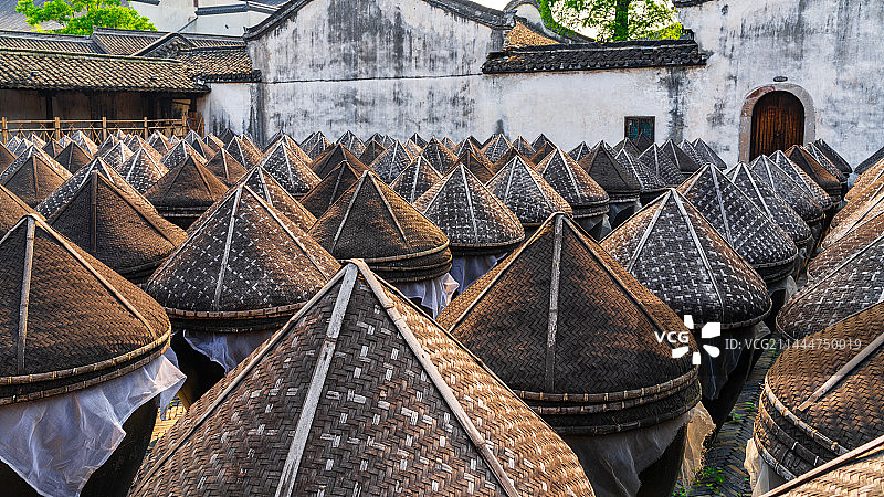浙江嘉兴乌镇，江南水乡，晾晒的酱油坛子图片素材