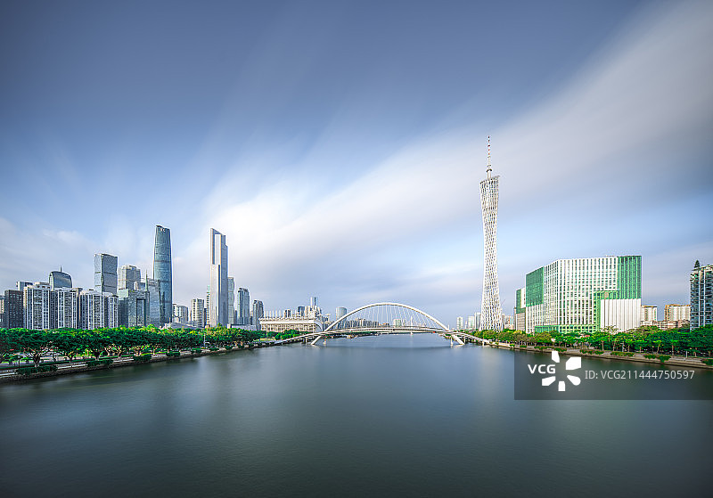 蓝天白云下的广州城市建筑风光图片素材
