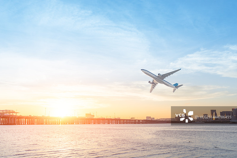 深圳前海金融区城市风光和飞行中的飞机图片素材