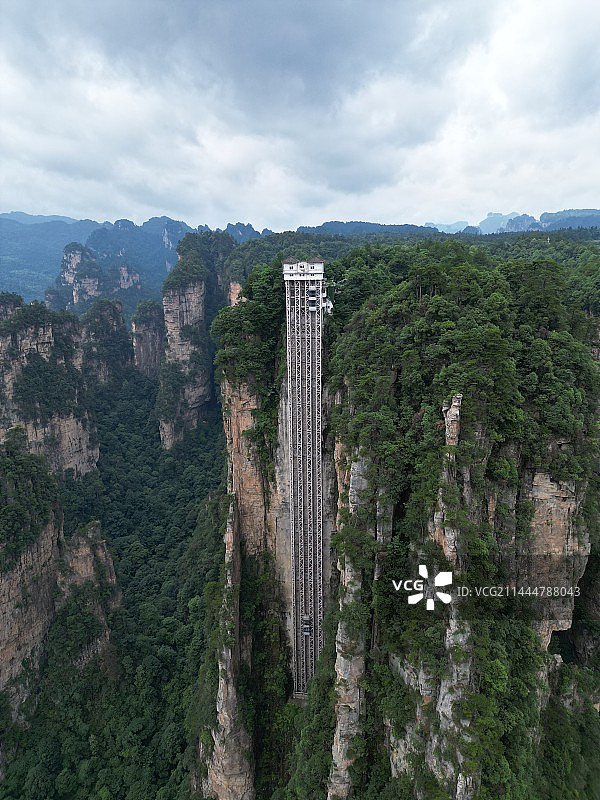 航拍张家界武陵源——百龙天梯图片素材