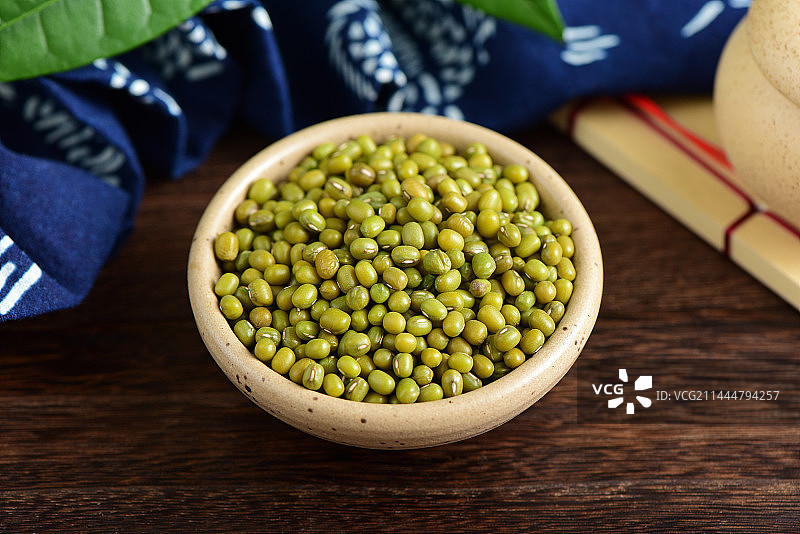 复古背景上的绿豆图片素材