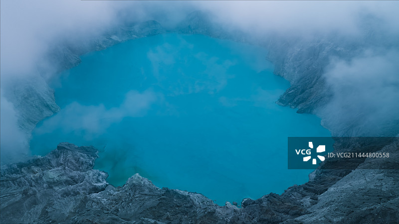 飞过Ijen火山口图片素材