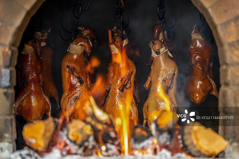 北京全聚德烤鸭店内正在烤的鸭子图片素材