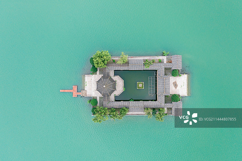 江苏苏州石湖景区湖中小寺庙图片素材