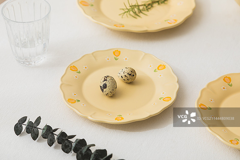 餐厅餐桌上的复古餐具套装盘子碟碗图片素材