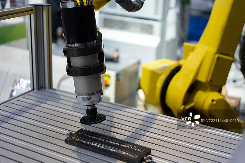 工业机器人正在工厂生产线工作图片素材
