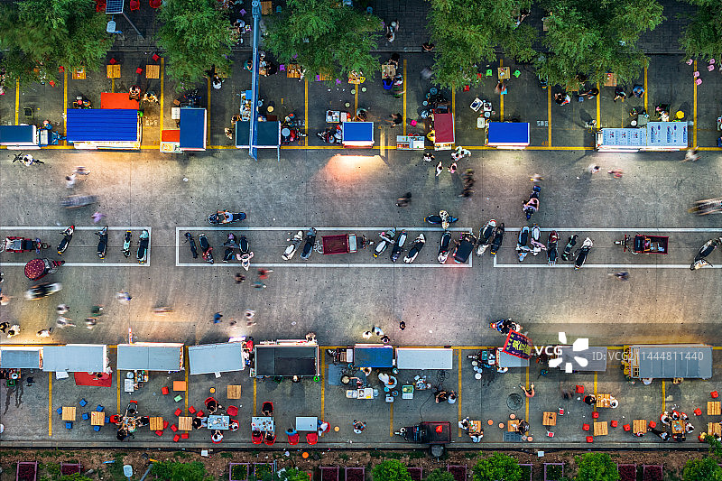 城市夜市小吃街街道上的人的高角度视角航拍图片素材