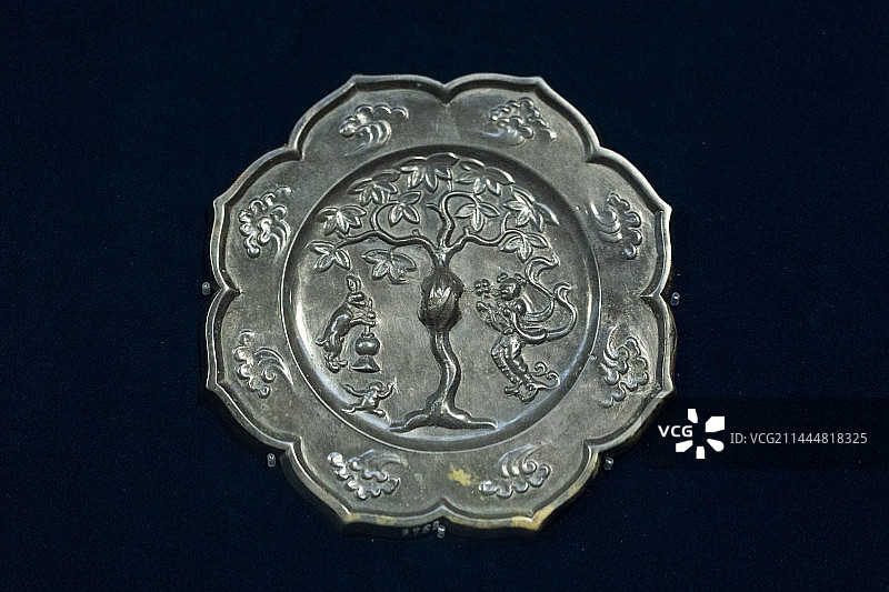 唐 “嫦娥奔月”葵花形铜镜图片素材