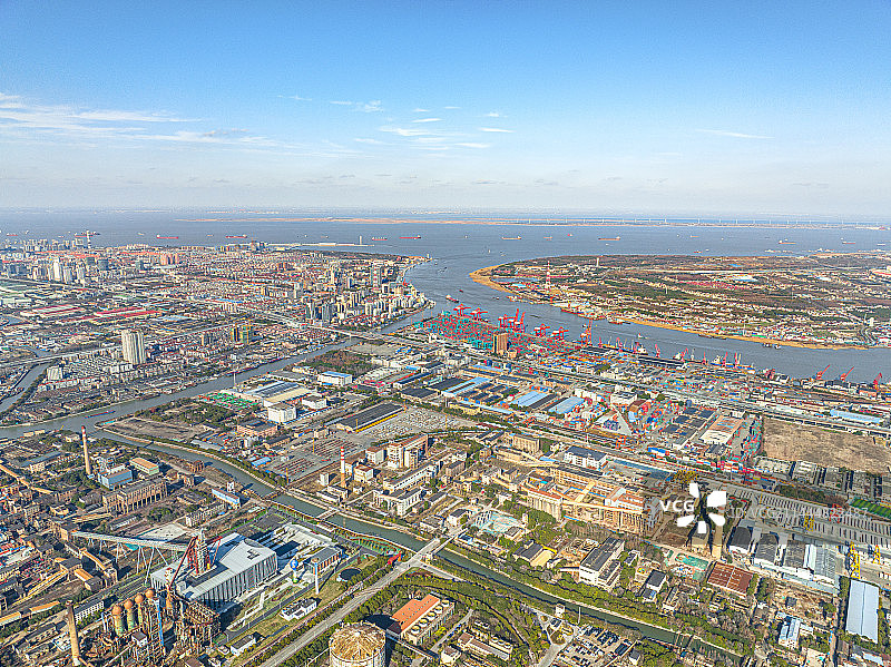 上海宝钢与蕰藻浜 张家浜 吴淞工业区 吴淞口 黄浦江 长江 老工业区转型城市 城市更新经济开发区图片素材