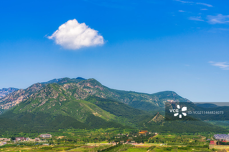 河南省郑州市登封嵩山太室山夏季户外风光图片素材