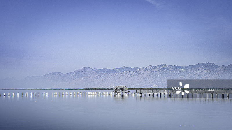 连绵不断的阴山山脉下的哈素海图片素材