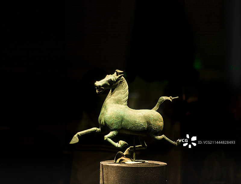 甘肃省博物馆国际一级文物镇馆之宝旅游标志马踏飞燕图片素材